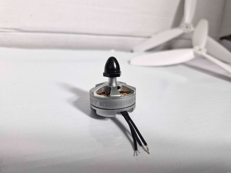 Silnik Bezszczotkowy 2204 - 2300KV wraz ze Śmigłami 5045