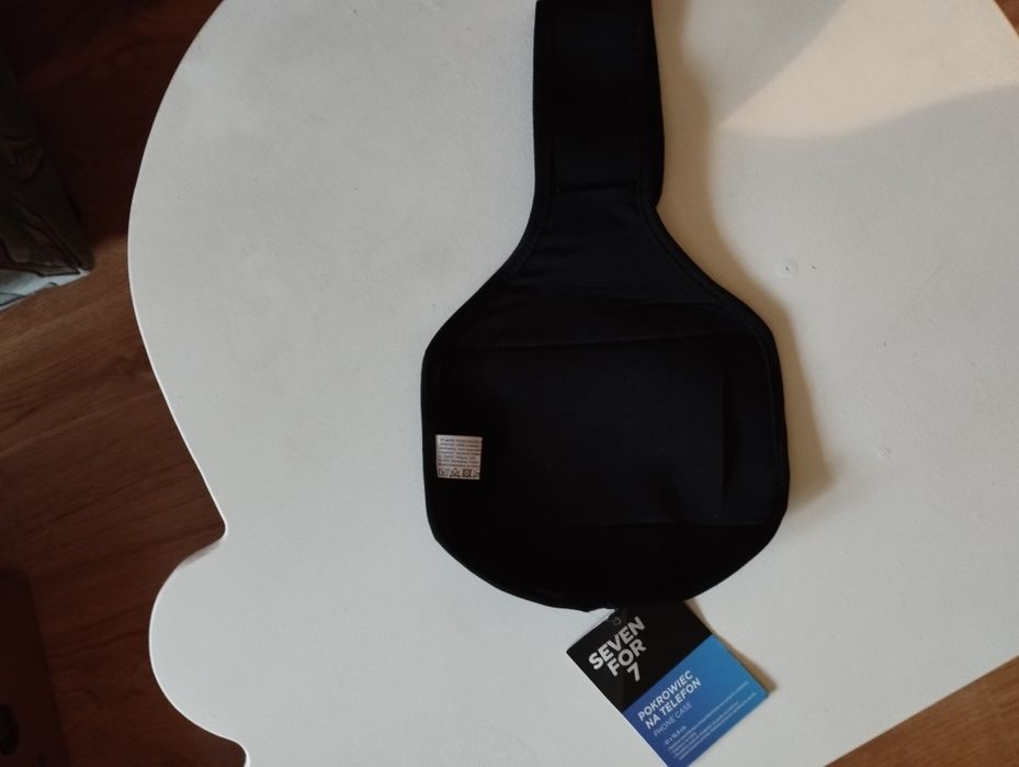 Sprzedam etui na telefon nakładane na ramię.