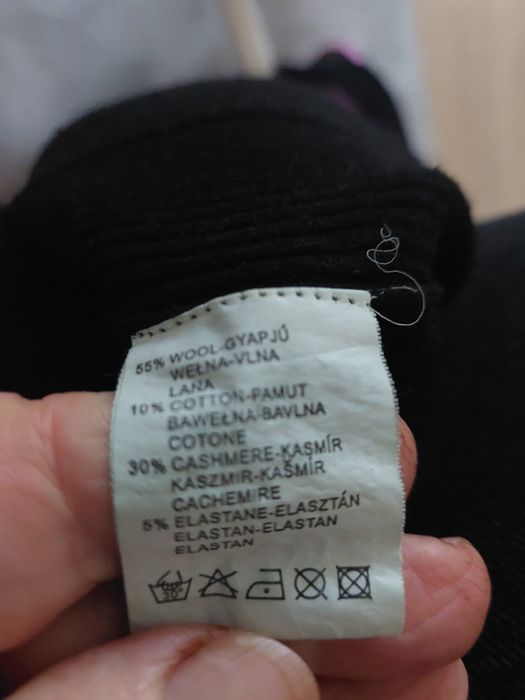 Czarny sweter damski