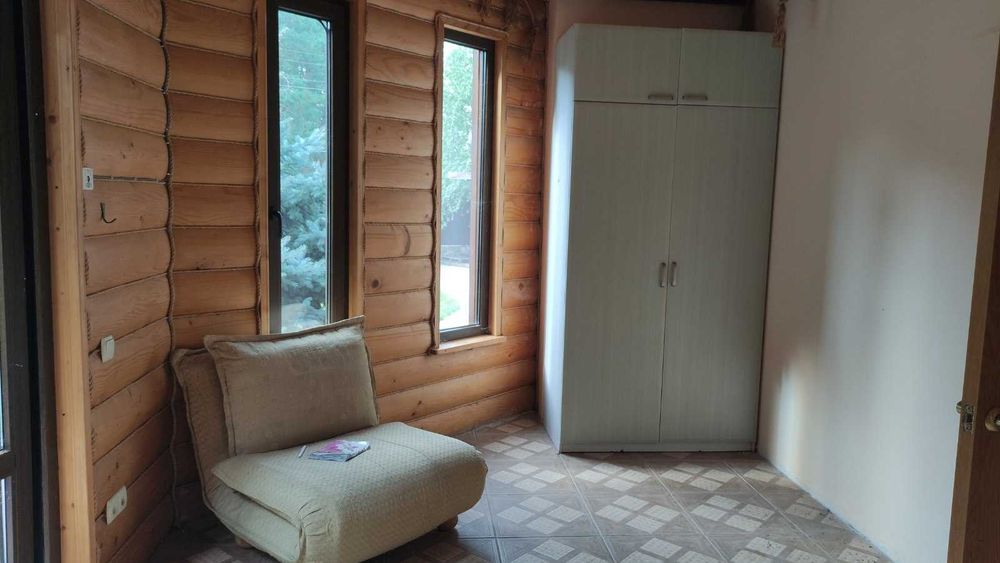 Продам усадьбу в Орловщине (3 дома на участке 40 соток)бассейн, беседка, камин