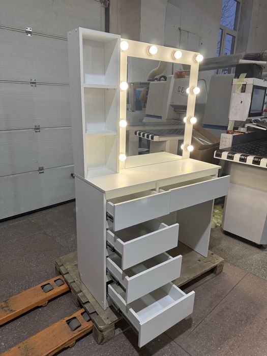 Туалетний столик з підсвіткою косметичний стіл дзеркало для макіяжу