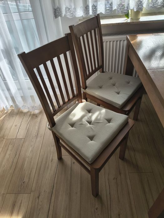Stół drewniany z krzesłami