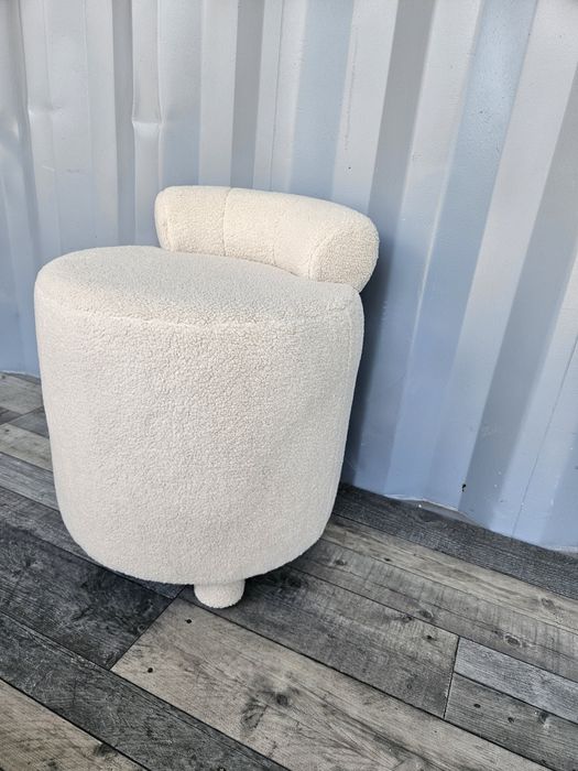 Pufa bucle z niskim oparciem