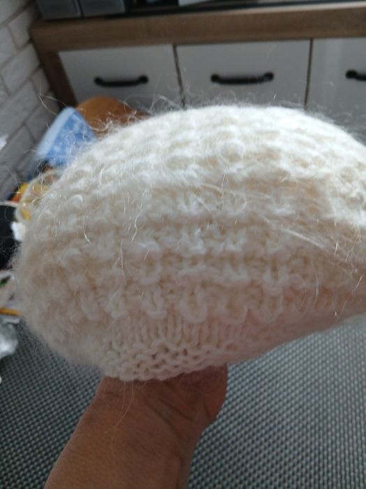 Beret damski ,biały,ciepły.