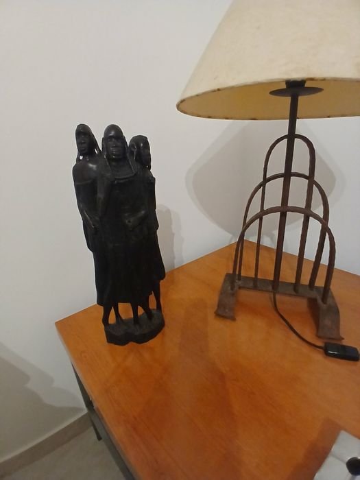Estatueta Africana de madeira com 3 homens.