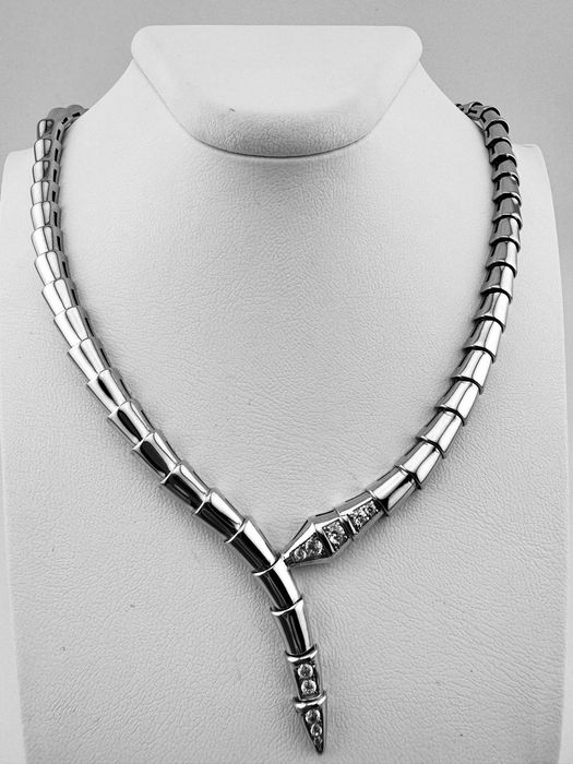 Золотоє кольє в білому кольорі