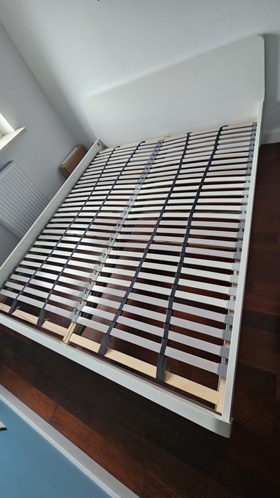 Łóżko z drewnianym stelażem Ikea