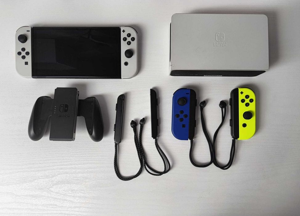 Nintendo Switch OLED + Joy Cons + Gry