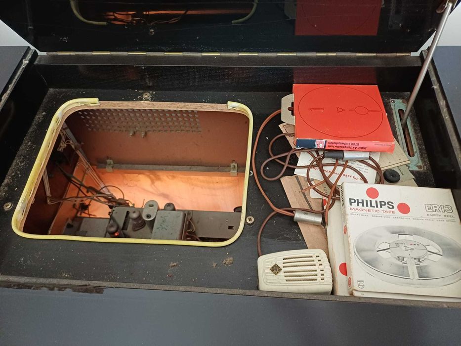 Móvel Kuba Tonmöbel Rádio, gira discos, gravador e leitor de bobines.