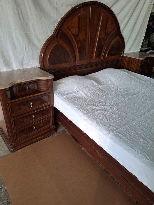 Mobilia de quarto (cama +comoda+2 mesas de cabeceira.