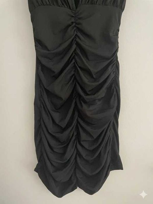 Mini Vestido Preto Justo – Decote em V Profundo – Drapeado – Tamanho S
