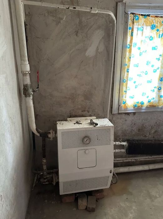 Будинок смт.Ріпки на березі річки