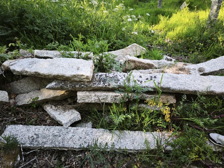 Postes e pastéis em pedra granito.
