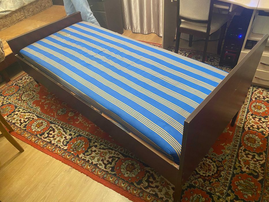 Немецкая односпальная кровать с пружинным матрасом.