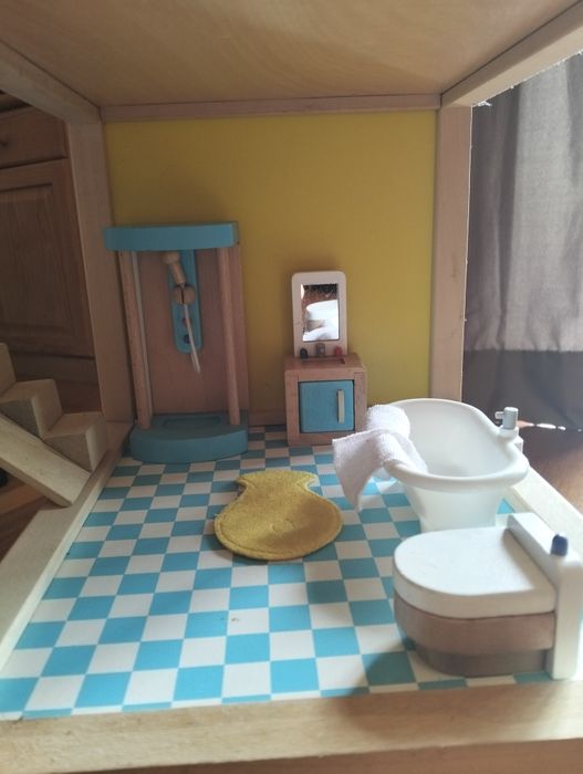 Casa de bonecas de madeira