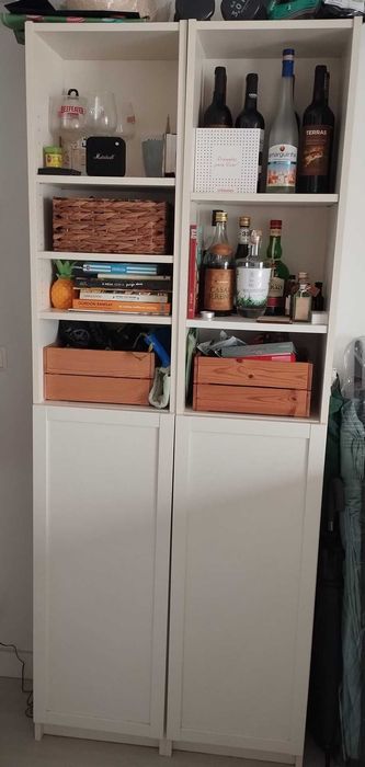 Duas estantes Billy com prateleira e armário