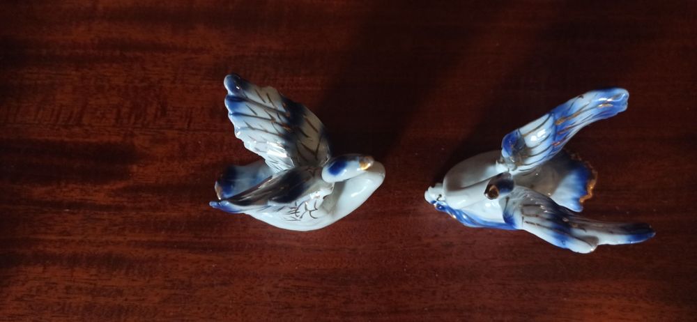 Фаянсовые статуетки лебеди