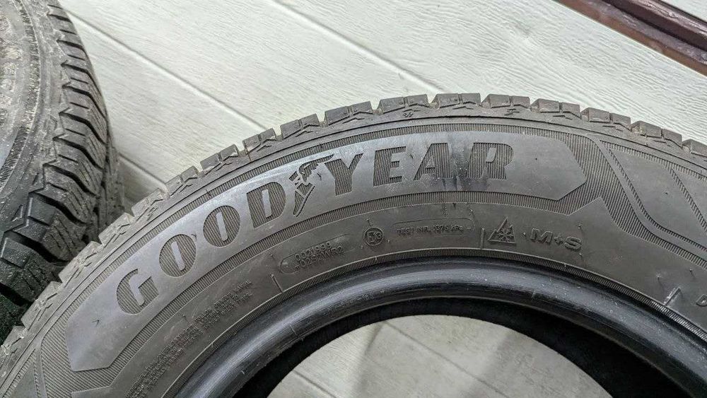 Шини 215/65 R15C 104/102T GoodYear Vector 4 Seasons Cargo