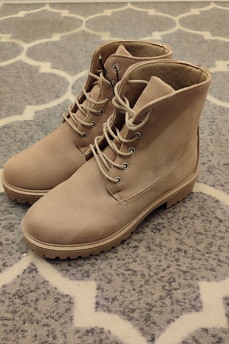 Botki beżowe nowe sznurowane
