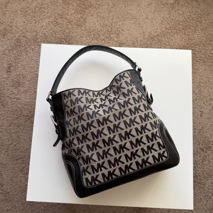 Сумка Michael Kors Signature Shoulder Bag coach