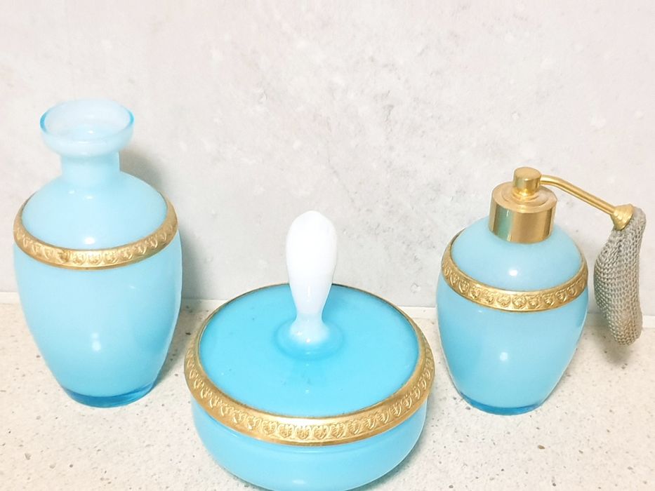 Lindissimo conjunto de perfume  em vidro opalino e armação dourada