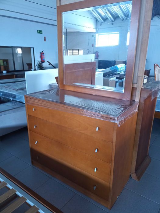 Cama madeira c/ estrado de ripas + cómoda