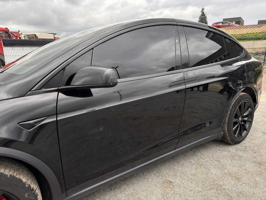 Tesla Model x 2020