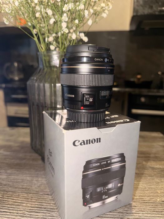 Обʼєктив canon 85mm 1.8