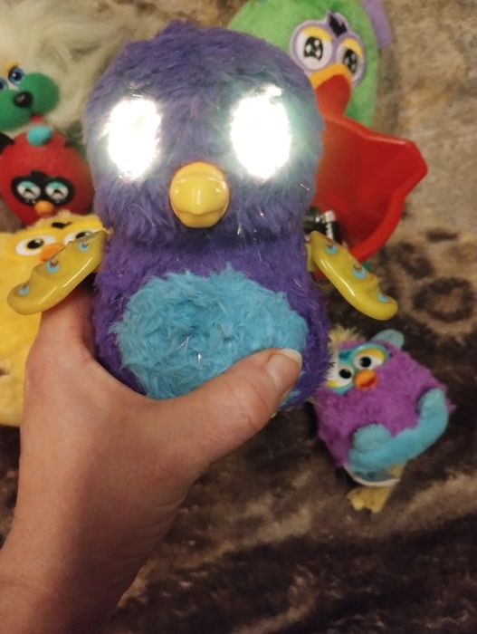 Interaktywne pingwinki Hatchmals i maskotki Furby