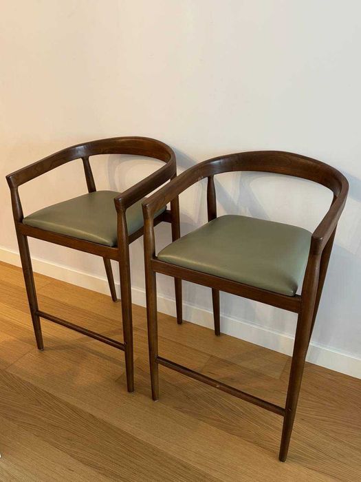 2 bar chairs in good condition, made of wood and leather