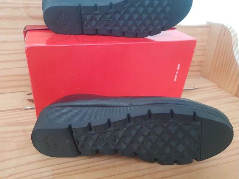 Sapatos 37,5 de cunha pretos em pele e borracha marca Aerosoles (ver todas as fotos)