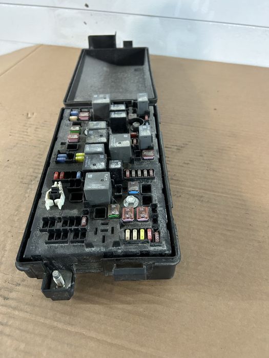 Chevrolet camaro 5 skrzynka bezpiecznikow