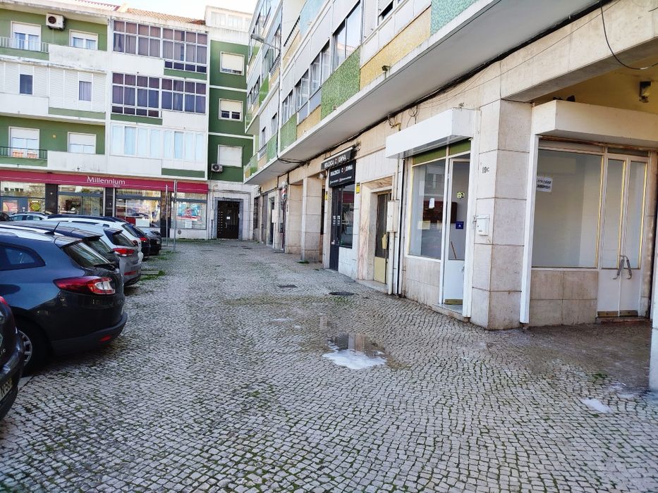 Loja às portas de Lisboa ( Damaia de cima) Amadora, Águas Livres