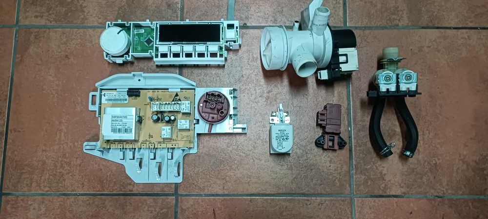 Sprzedam uszkodzoną pralkę Amica na części