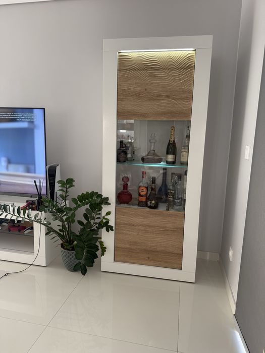 Vitrine com estante em vidro- Sala