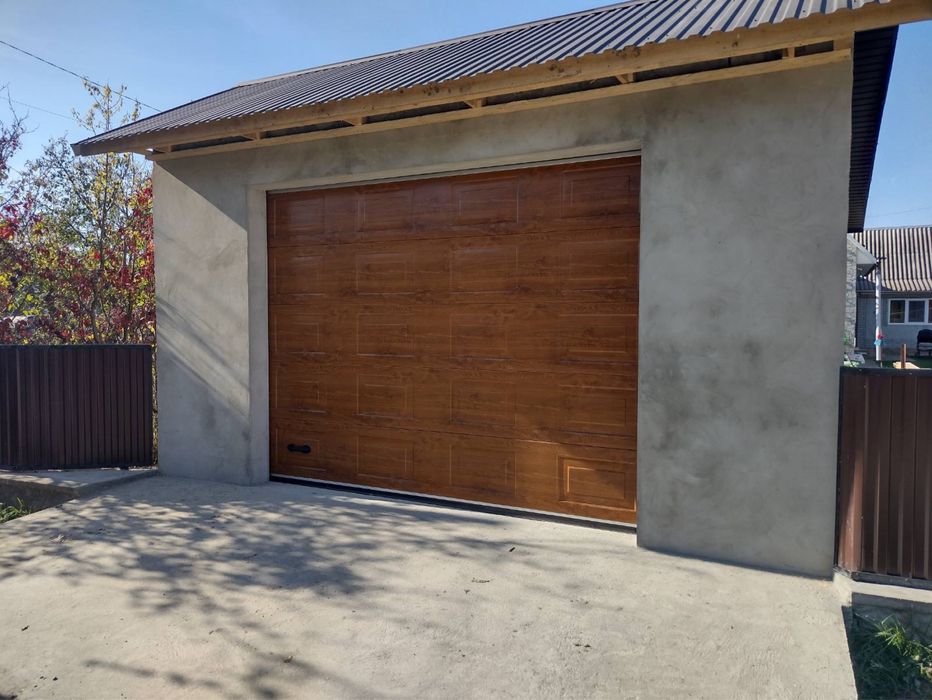 Секционные гаражные ворота Alutech Classic, золотой дуб, новые