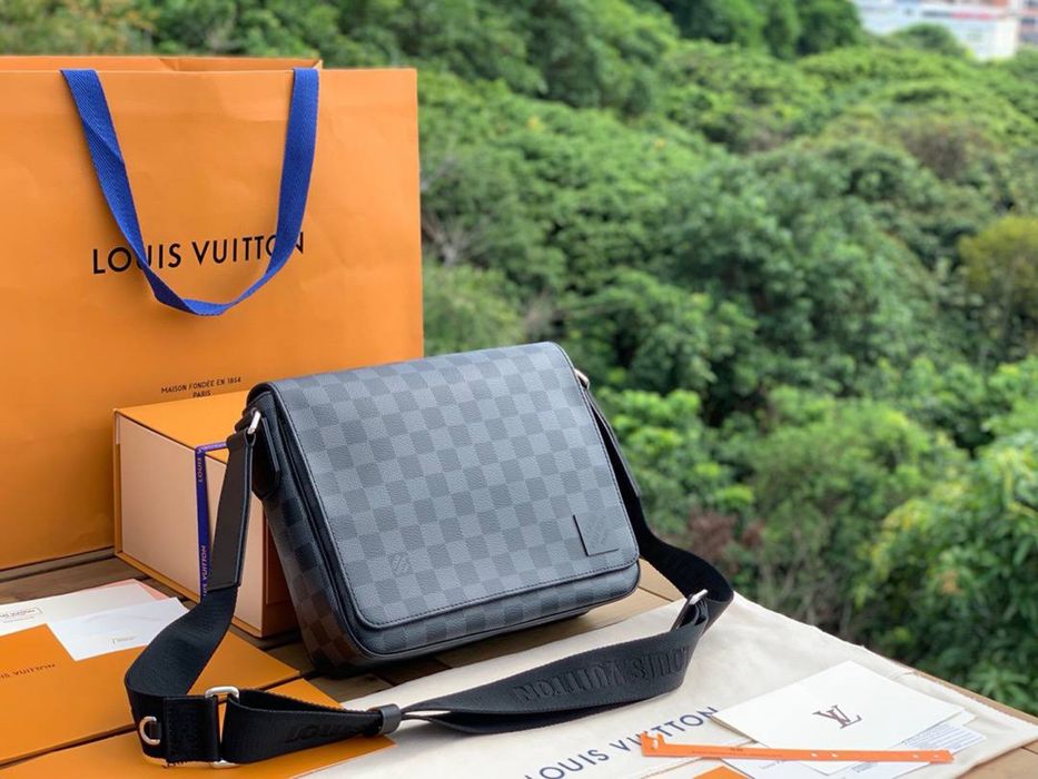 Louis Vuitton District Messenger