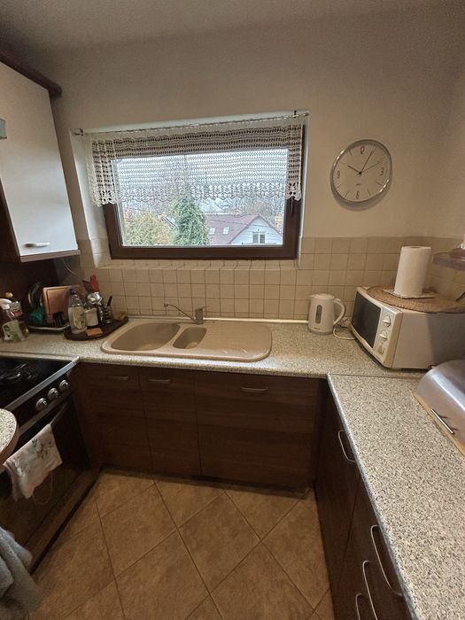 Meble kuchenne ze sprzętami agd, stołem i krzesłami