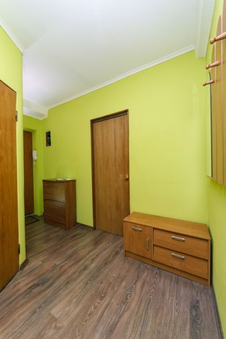 сдам посуточно М.Васильковская газ и низкий этаж