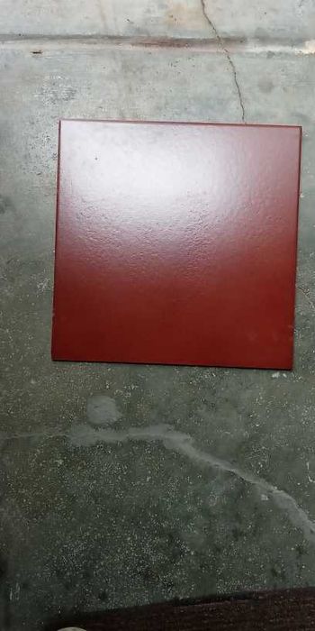 Mosaicos azuis, de   20x20 e  11 Mosaicos vermelhos, com 32x32 cms