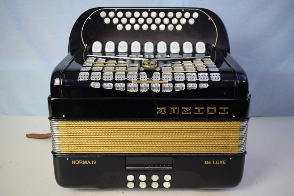 Hohner Norma IV 4 Voz. Com Mala