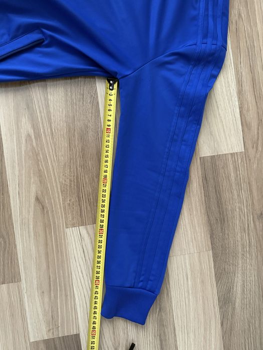 Спортивний костюм adidas розмір L По факту М маломірить перевіряйте заміри.