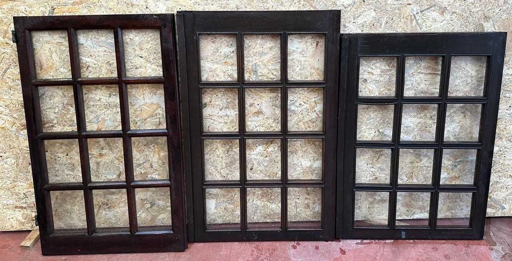 Janelas antigas, quadriculadas, diversas,