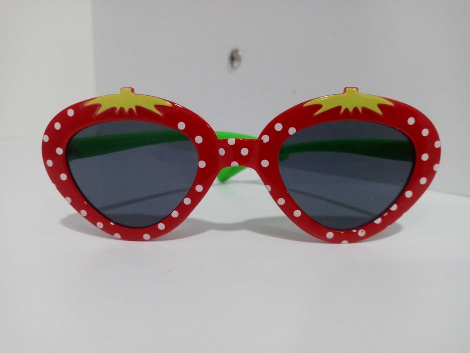 Primark okulary przeciwsłoneczne z motywem truskawki