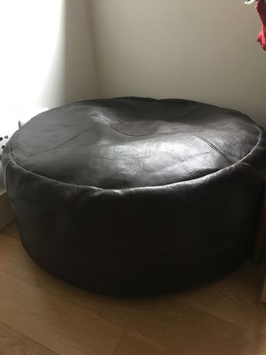 Puff castanho redondo em pele