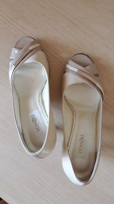 Beżowe buty na obcasie