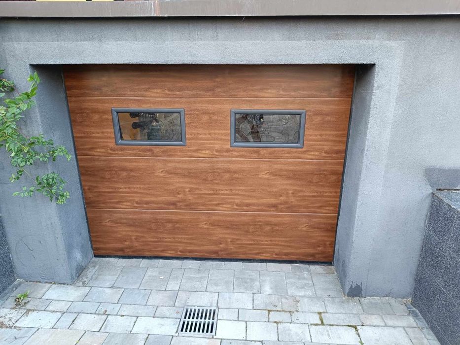 Wymiana paneli w bramie garażowej. Brama garażowa renowacja panele