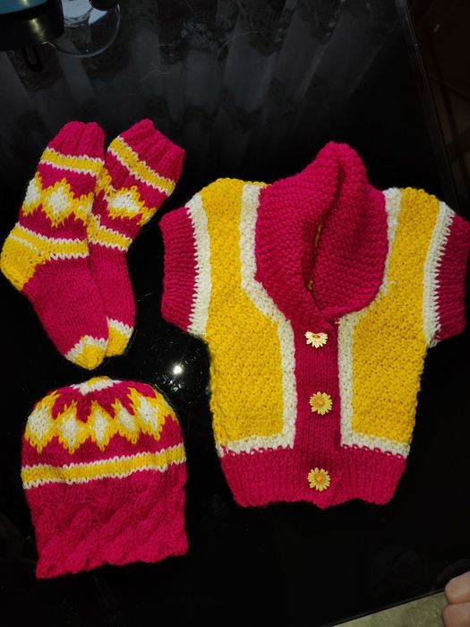 HANDMADE Dziecięca Kamizelka, czapka i skarpetki komplet