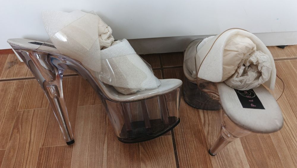 Продам обувь Pleaser