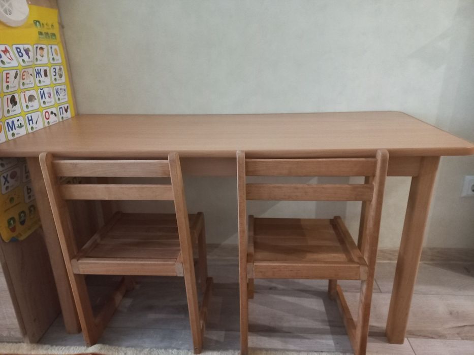Стіл для дитини і два стільці